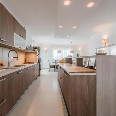 In Croatia Near Adriatic Coast Villa Sukošan